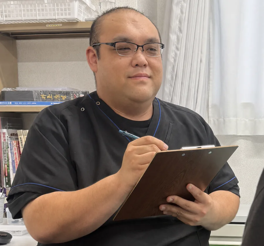 問診票を持って相談内容を確認する森町ささき整骨院の院長
